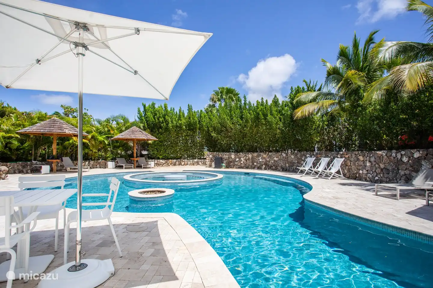 Gemeinsamer Salzwasserpool im Resort.