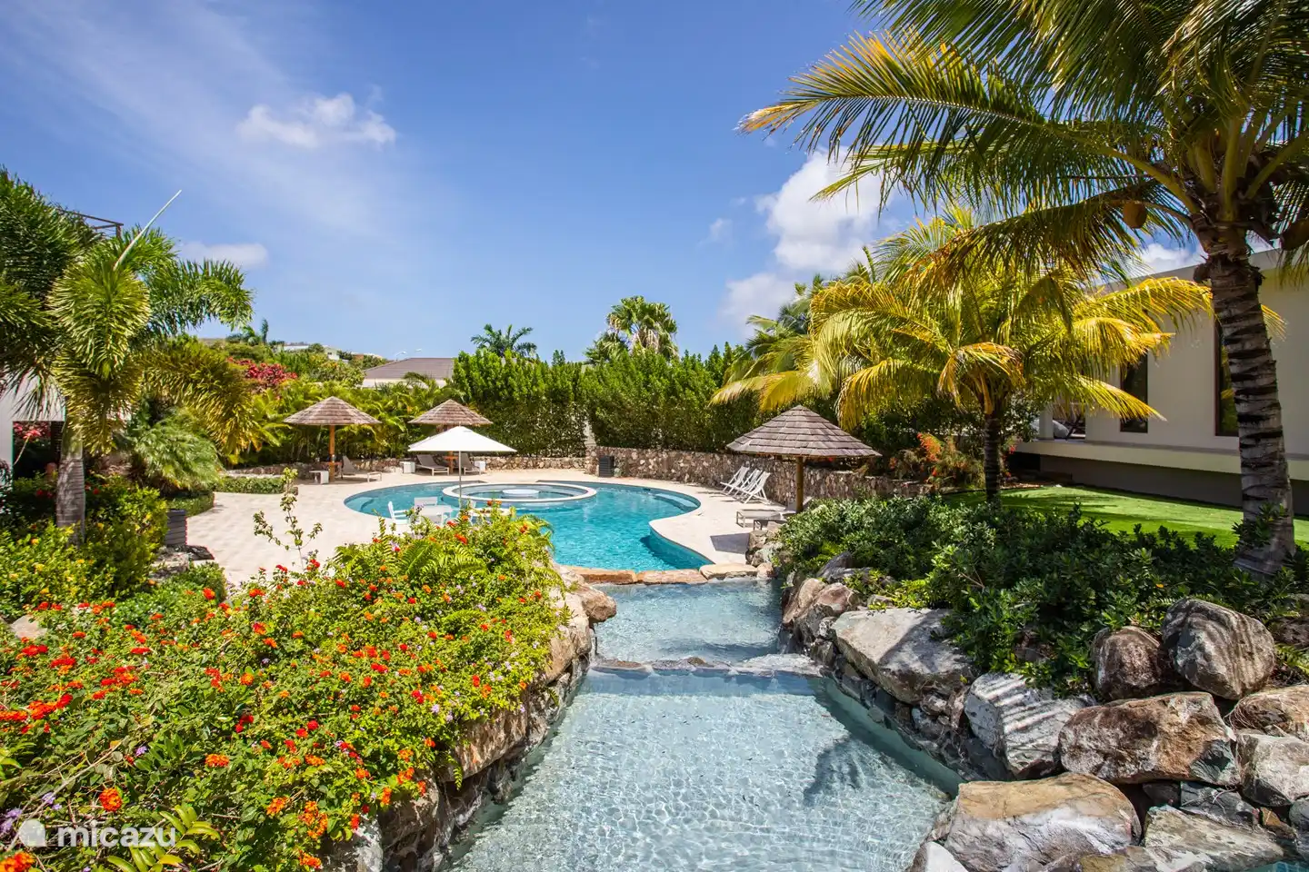 Gemeinsamer Salzwasserpool im Resort.