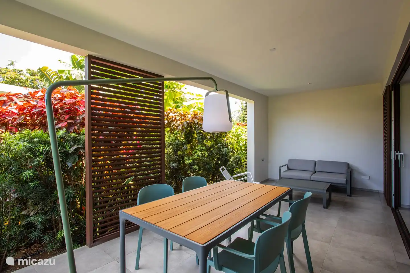 Schattige Veranda und Essbereich