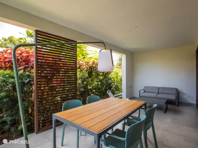 Jan Sofat LUX A08 | Curaçao, Banda Ariba (est), Jan Sofat - appartement Porche ombragé et coin repas