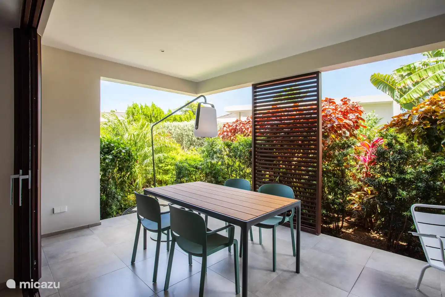 Schattige Veranda und Essbereich