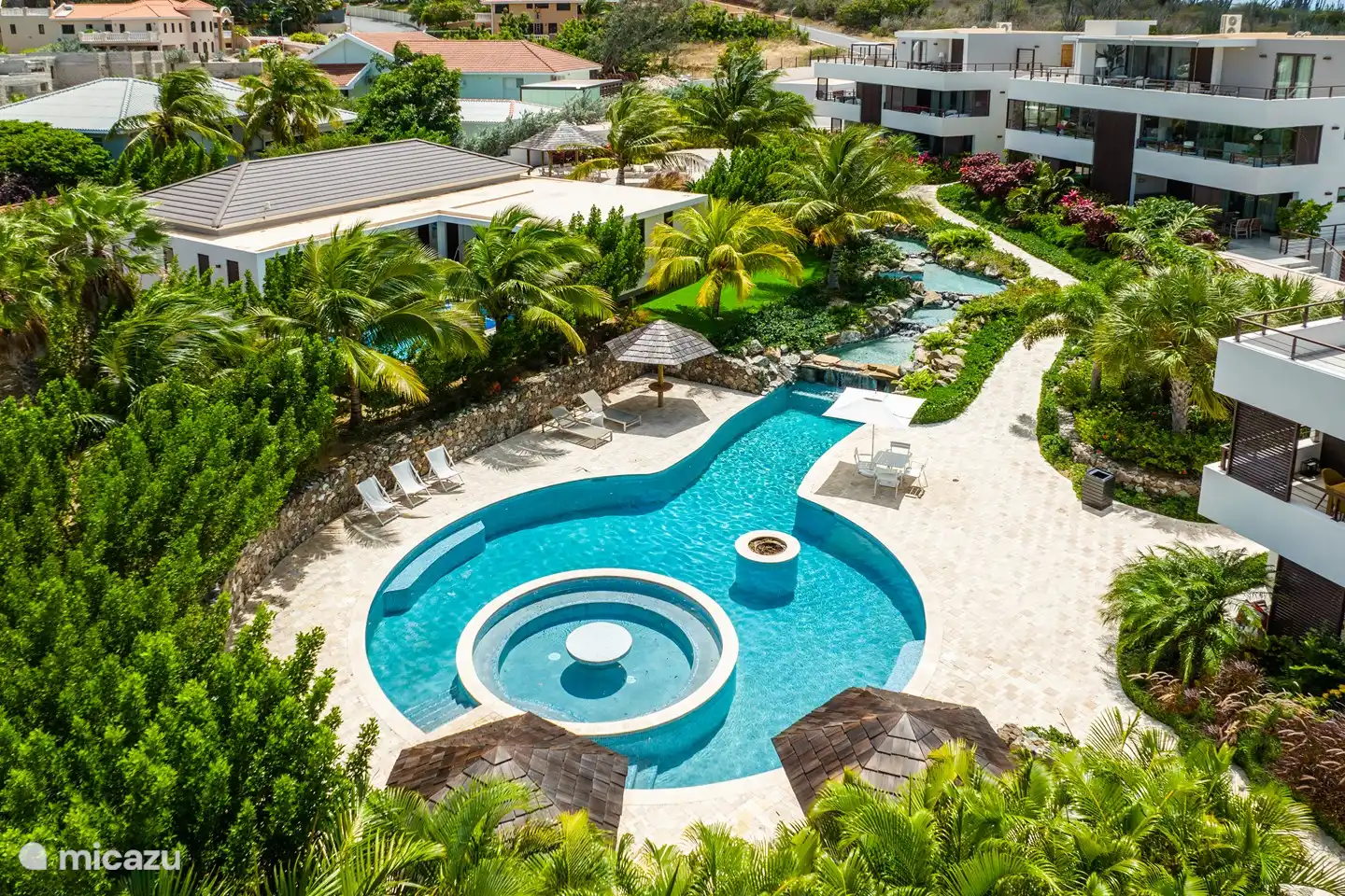 Gemeinsamer Salzwasserpool im Resort.