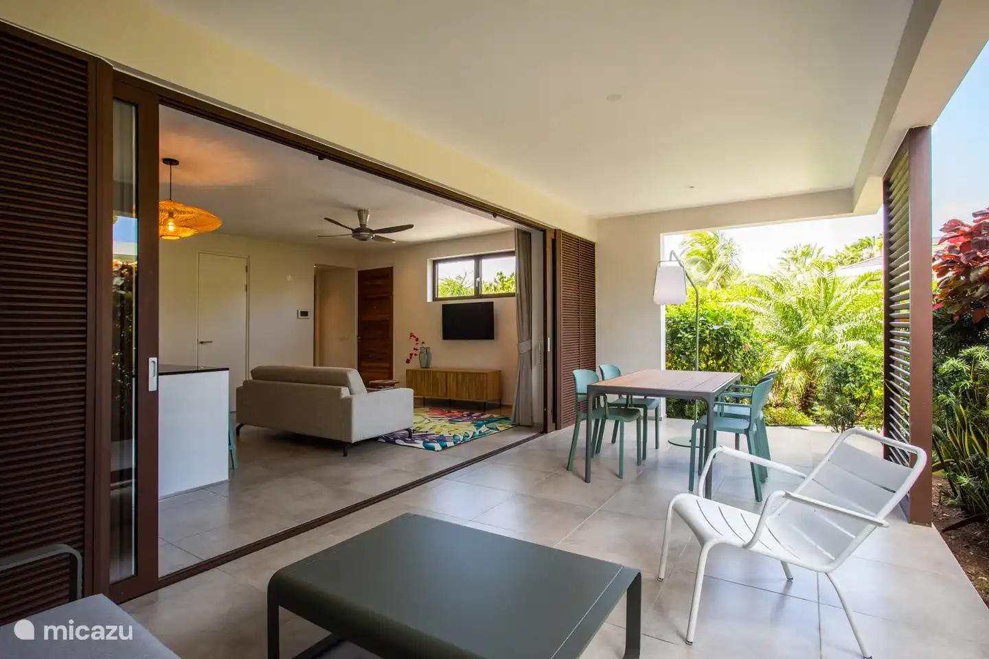 Schattige Veranda, die nahtlos ins Innere übergeht.