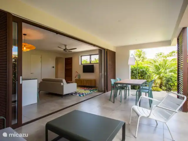 Jan Sofat LUX A08 | Curaçao, Banda Ariba (est), Jan Sofat - appartement Porche ombragé qui coule parfaitement à l'intérieur.