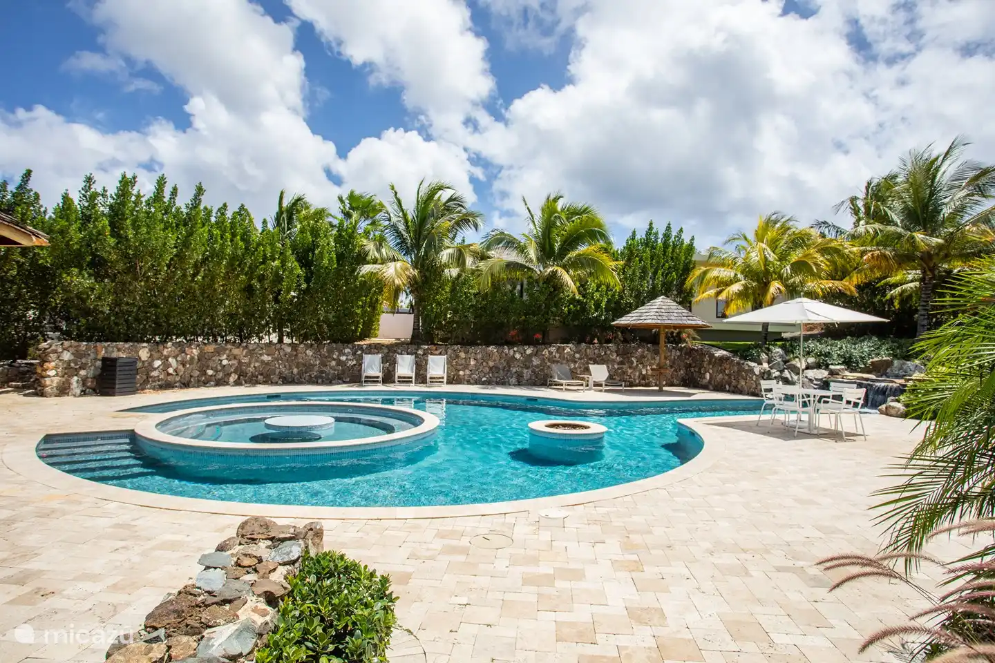 Gemeinsamer Salzwasserpool im Resort.