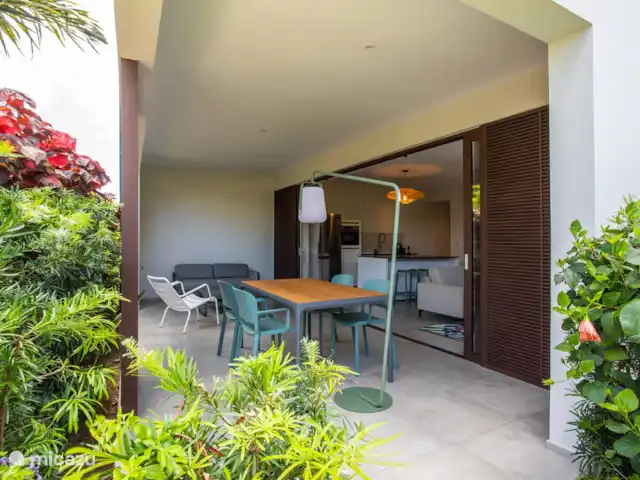 Jan Sofat LUX A08 | Curaçao, Banda Ariba (est), Jan Sofat - appartement Porche ombragé qui coule parfaitement à l'intérieur.