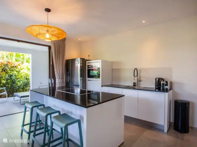 Jan Sofat LUX A08 | Curaçao, Banda Ariba (est), Jan Sofat - appartement Cuisine ouverte avec îlot de cuisson