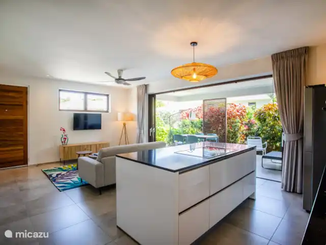 Jan Sofat LUX A08 | Curaçao, Banda Ariba (est), Jan Sofat - appartement Cuisine ouverte avec îlot de cuisson