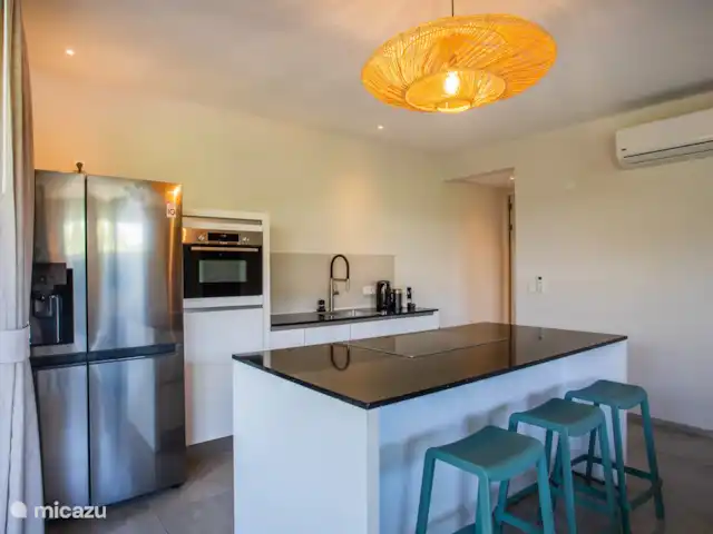 Jan Sofat LUX A08 | Curaçao, Banda Ariba (est), Jan Sofat - appartement Cuisine ouverte avec îlot de cuisson