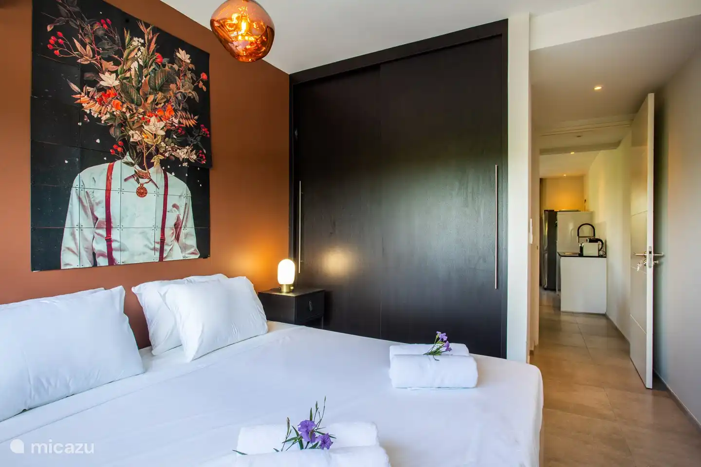 Hauptschlafzimmer mit Klimaanlage und eigenem Bad