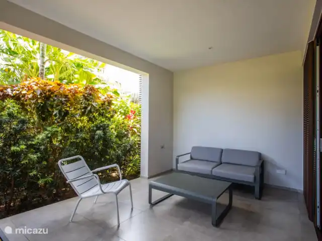 Jan Sofat LUX A08 | Curaçao, Banda Ariba (est), Jan Sofat - appartement Coin salon sur le porche