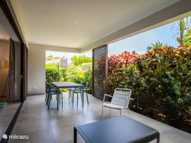 Jan Sofat LUX A08 | Curaçao, Banda Ariba (est), Jan Sofat - appartement Coin salon sur le porche