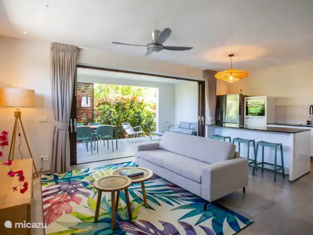 Jan Sofat LUX A08 | Curaçao, Banda Ariba (est), Jan Sofat - appartement Espace de vie à l'intérieur avec portes coulissantes sur la terrasse