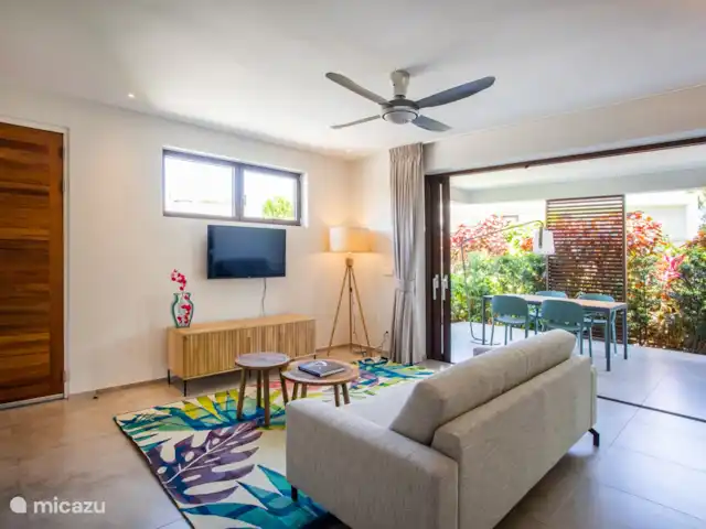 Jan Sofat LUX A08 | Curaçao, Banda Ariba (est), Jan Sofat - appartement Espace de vie à l'intérieur avec portes coulissantes sur la terrasse
