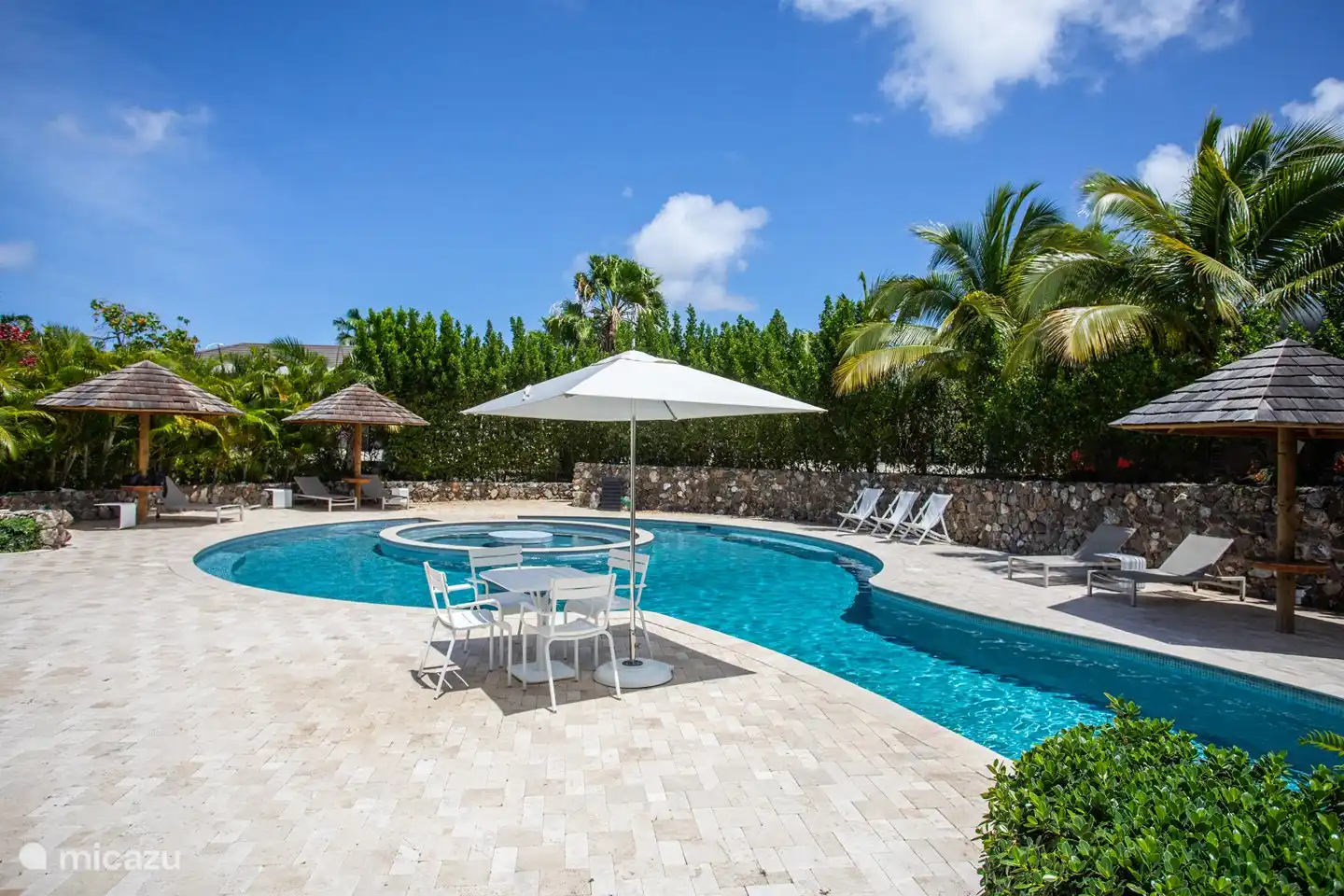 Gemeinsamer Salzwasserpool im Resort.