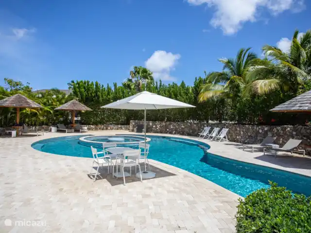 Jan Sofat LUX A08 | Curaçao, Banda Ariba (est), Jan Sofat - appartement Piscine d'eau salée commune au complexe.