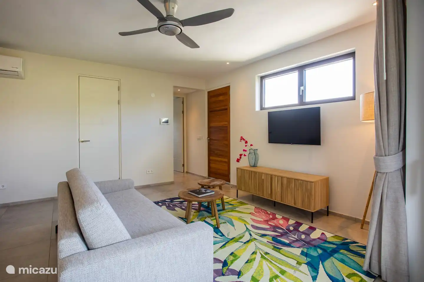 Innen Wohnbereich mit Eingangstür, Flur zum Schlafzimmer und Tür zur Waschküche.