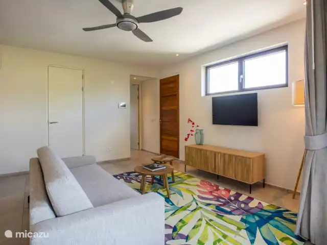 Jan Sofat LUX A08 | Curaçao, Banda Ariba (est), Jan Sofat - appartement Espace de vie intérieur avec porte d'entrée, couloir vers la chambre et porte vers la buanderie.