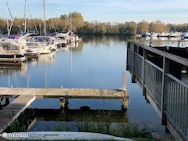 Fietsen, Nederland, Gelderland, Maasbommel, vakantiehuis Watervilla met eigen aanlegsteiger Eigen aanlegsteiger (voor boten maximaal 10 meter)