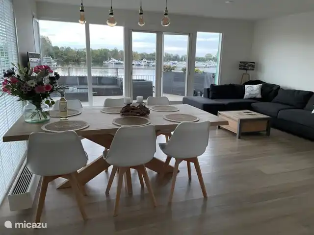 Fietsen, Nederland, Gelderland, Maasbommel, vakantiehuis Watervilla met eigen aanlegsteiger Woonkamer met uitzicht over het water