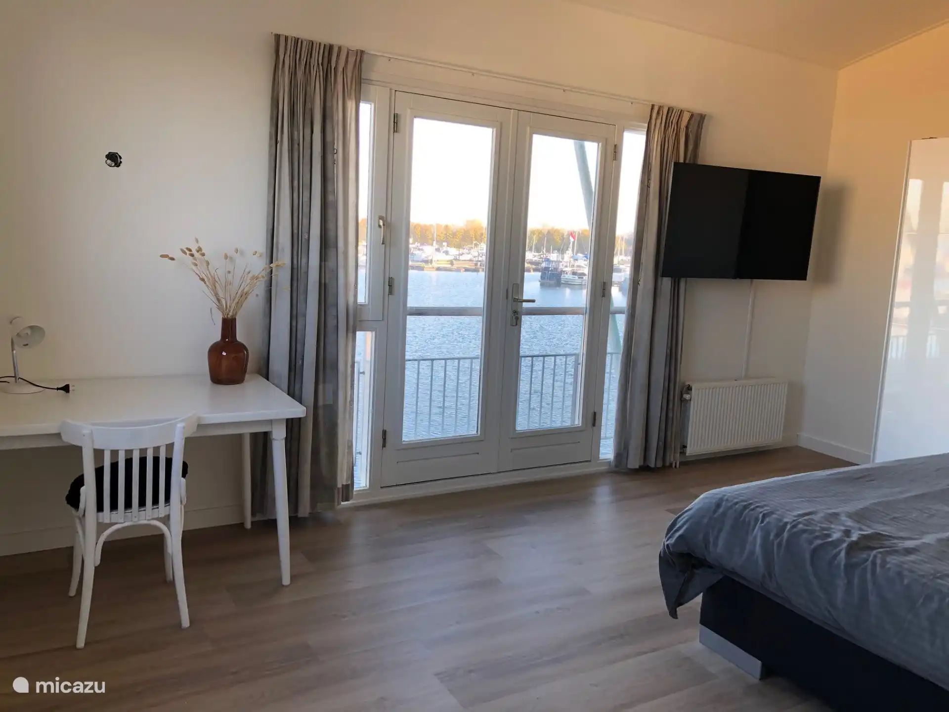 Slaapkamer 1 met uitzicht over het water