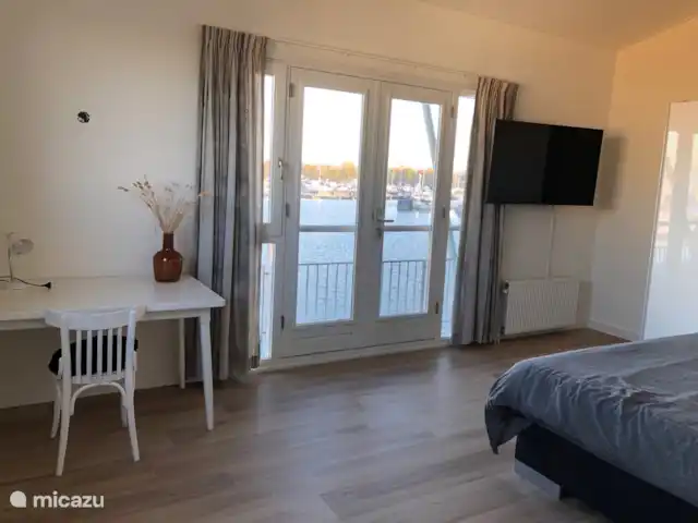 Fietsen, Nederland, Gelderland, Maasbommel, vakantiehuis Watervilla met eigen aanlegsteiger Slaapkamer 1 met uitzicht over het water