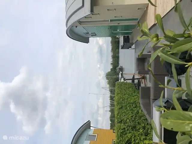 Lekker zonnen op het terras met uitzicht over het water