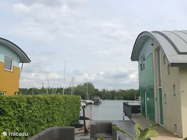 Fietsen, Nederland, Gelderland, Maasbommel, vakantiehuis Watervilla met eigen aanlegsteiger Lekker zonnen op het terras met uitzicht over het water