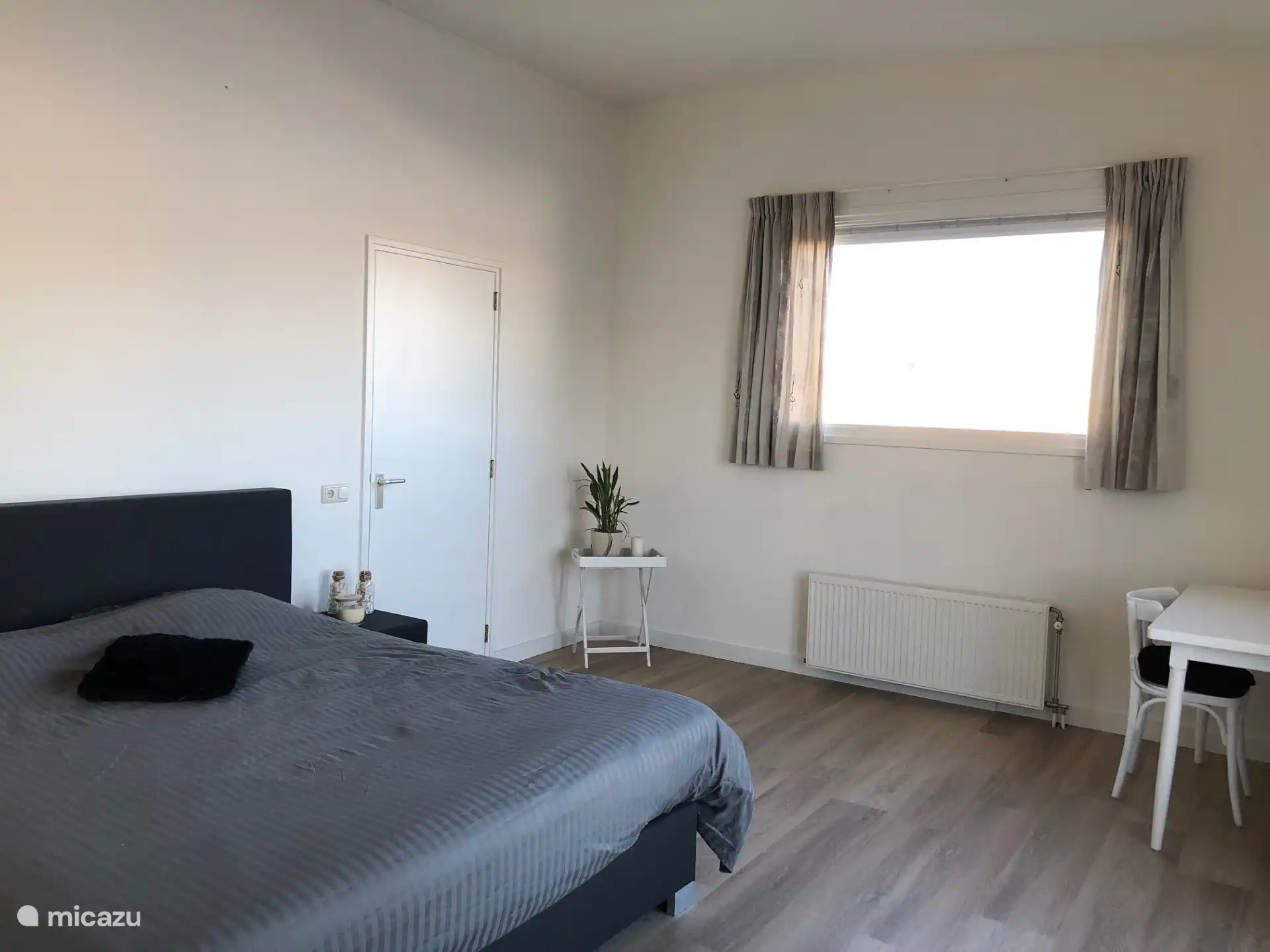 Slaapkamer 1 met uitzicht over het water