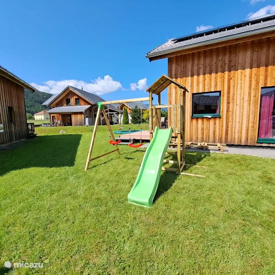 Schaukeln, Rutsche und Spielturm