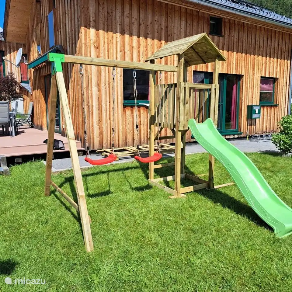 Schaukeln mit Rutsche