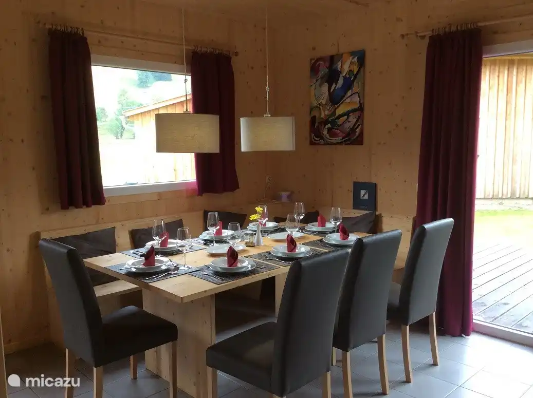 Wohnzimmer mit Esstisch für 8 Personen