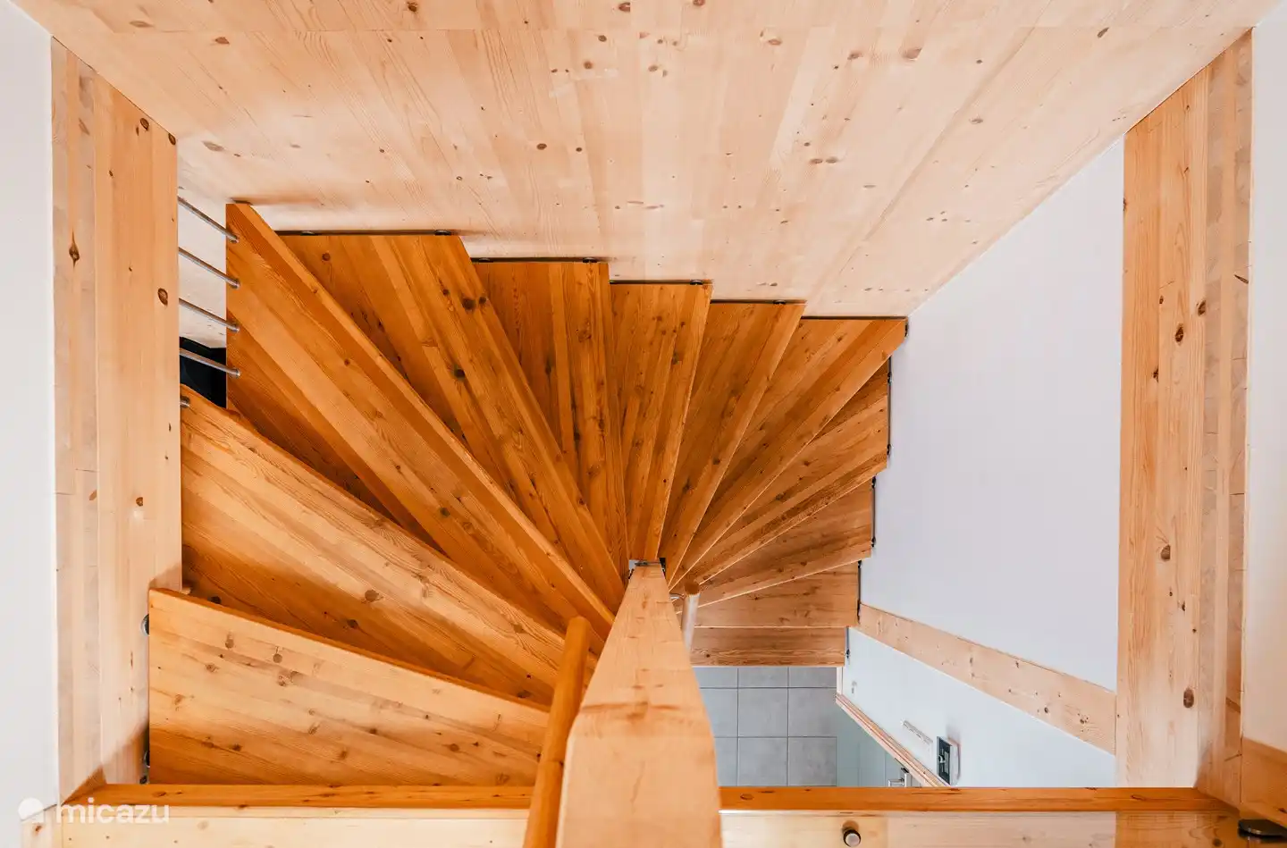 eine gediegene Holztreppe führt in den ersten Stock