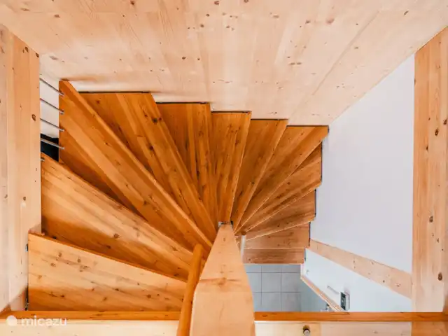 Location de Vacances Autriche, Styrie, Murau, maison de vacances - Chalet Prince un escalier en bois de bon goût mène au premier étage