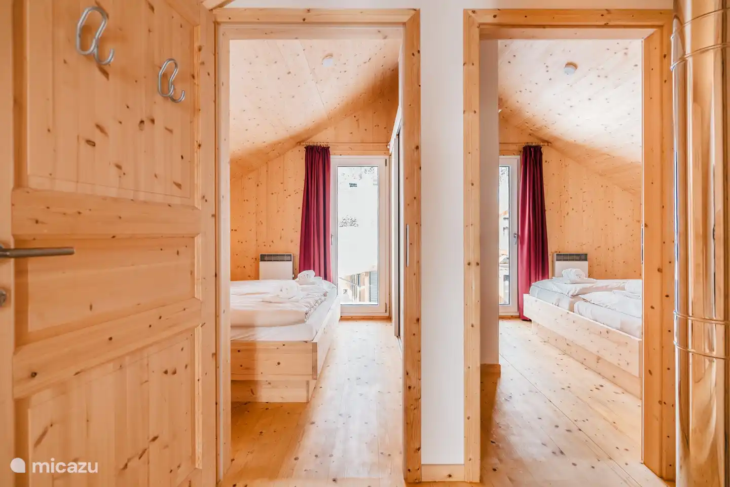 die Zimmer bestehen  größtenteils aus Holz