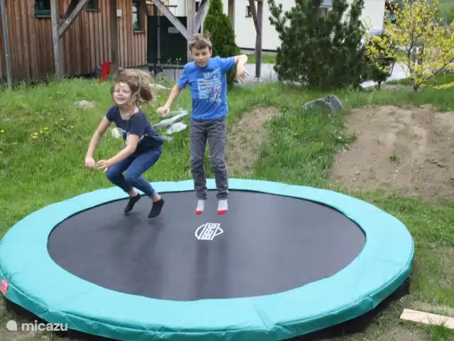 Location de Vacances Autriche, Styrie, Murau, maison de vacances - Chalet Prince Trampoline dans le jardin du Chalet Prinz