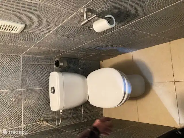 zweite Toilette auf der Etage mit Waschbecken