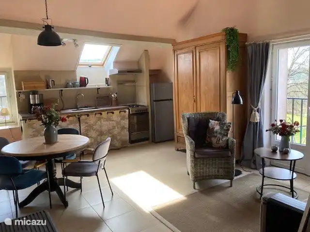 Wohnzimmer mit offener Küche