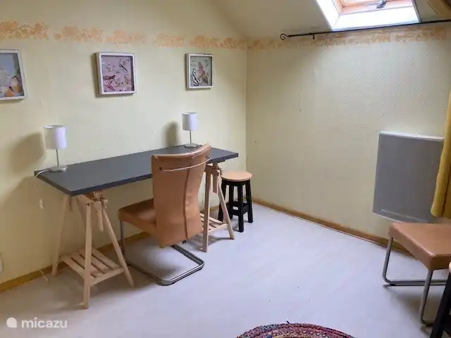 Schreibtischraum für eventuelle Internetarbeiten