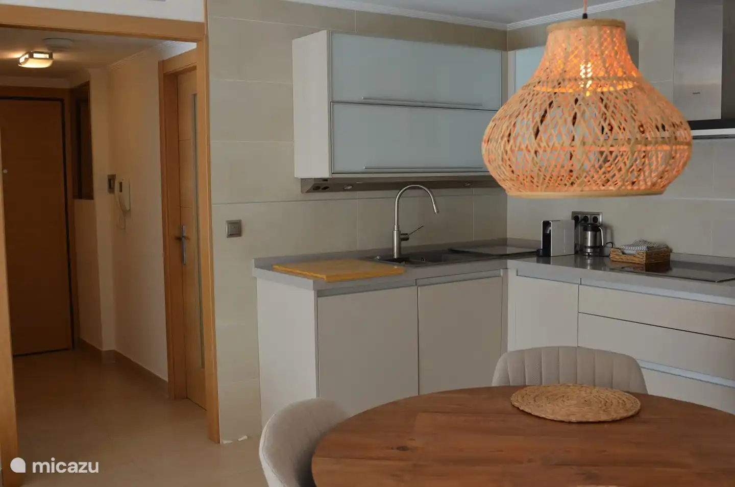 Cuisine ouverte spacieuse et très bien équipée.