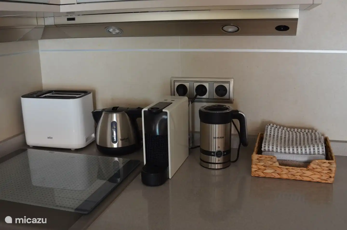 Grille-pain, cafetière Nespresso, bouilloire et mousseur à lait.