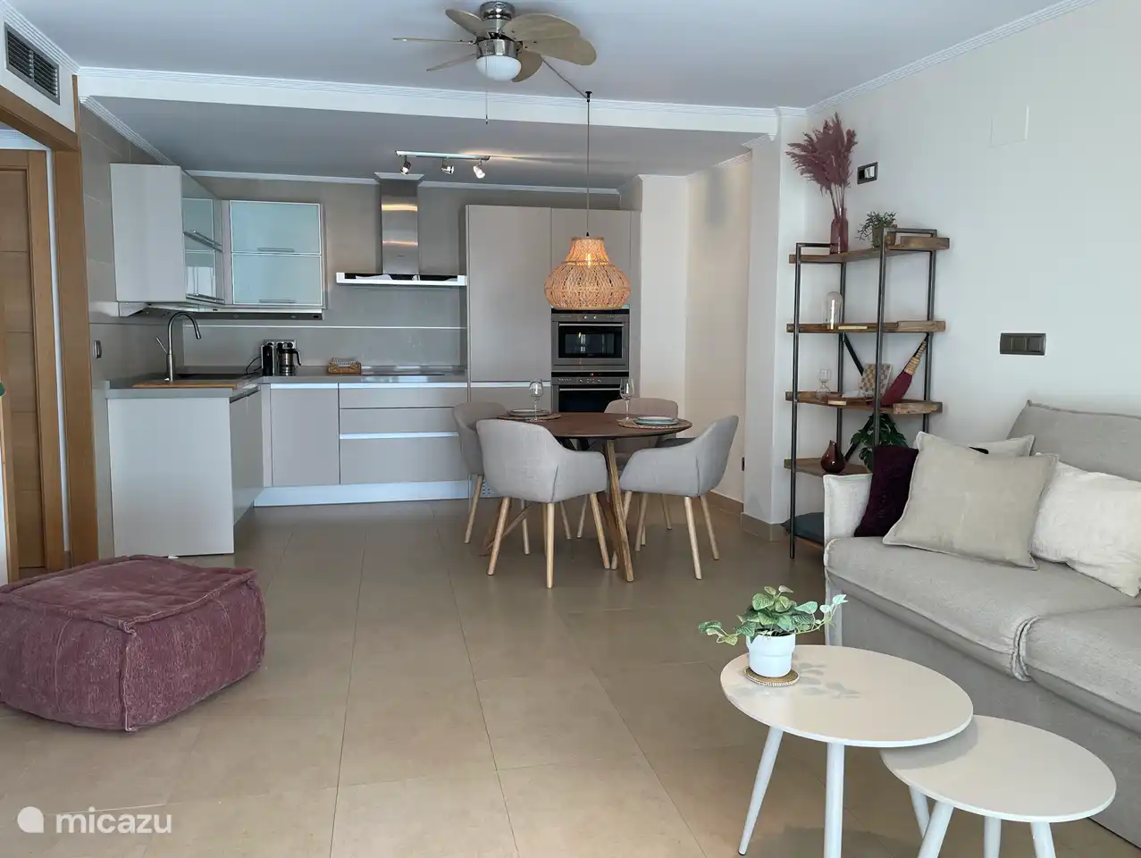 Salon/cuisine ouverte avec ventilateur de plafond et air climatisé