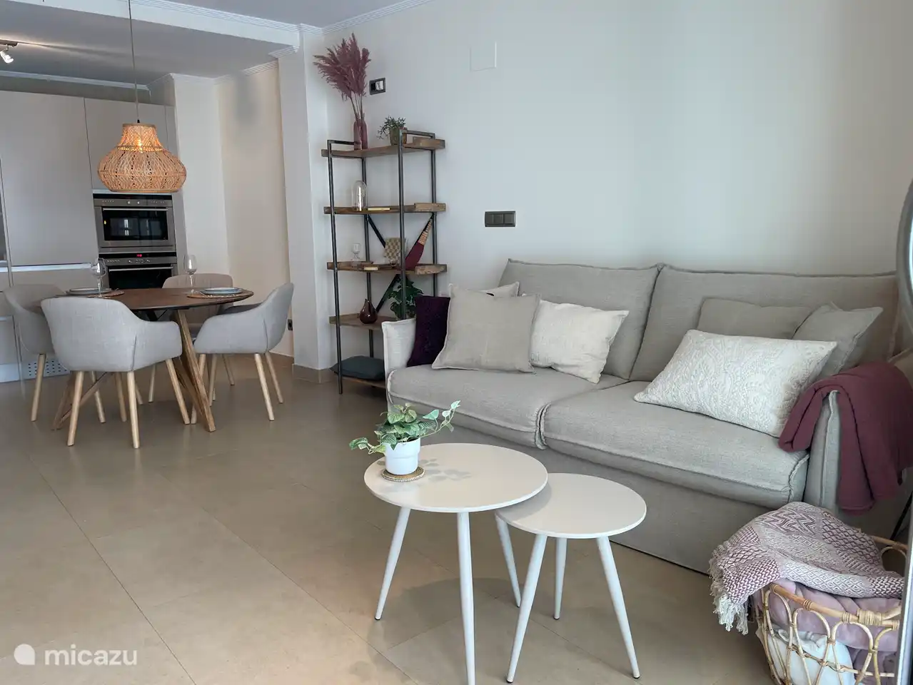 Salon nouvellement meublé avec canapé confortable