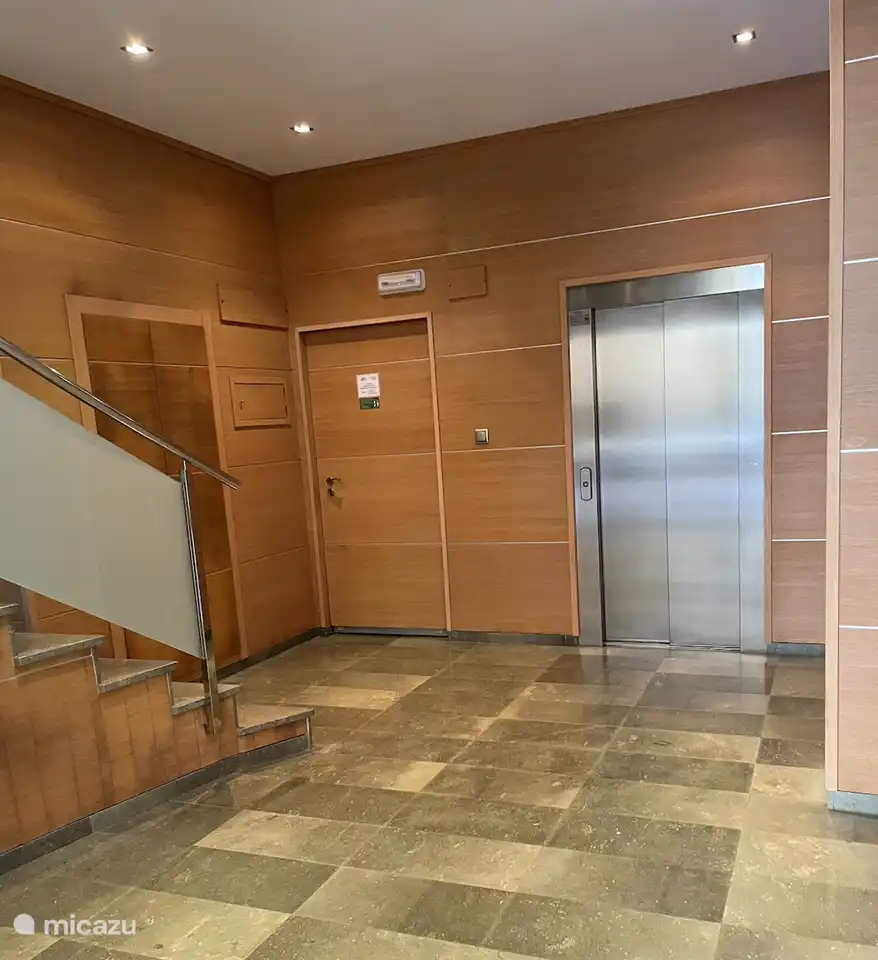 Hall d'entrée en bas avec ascenseur