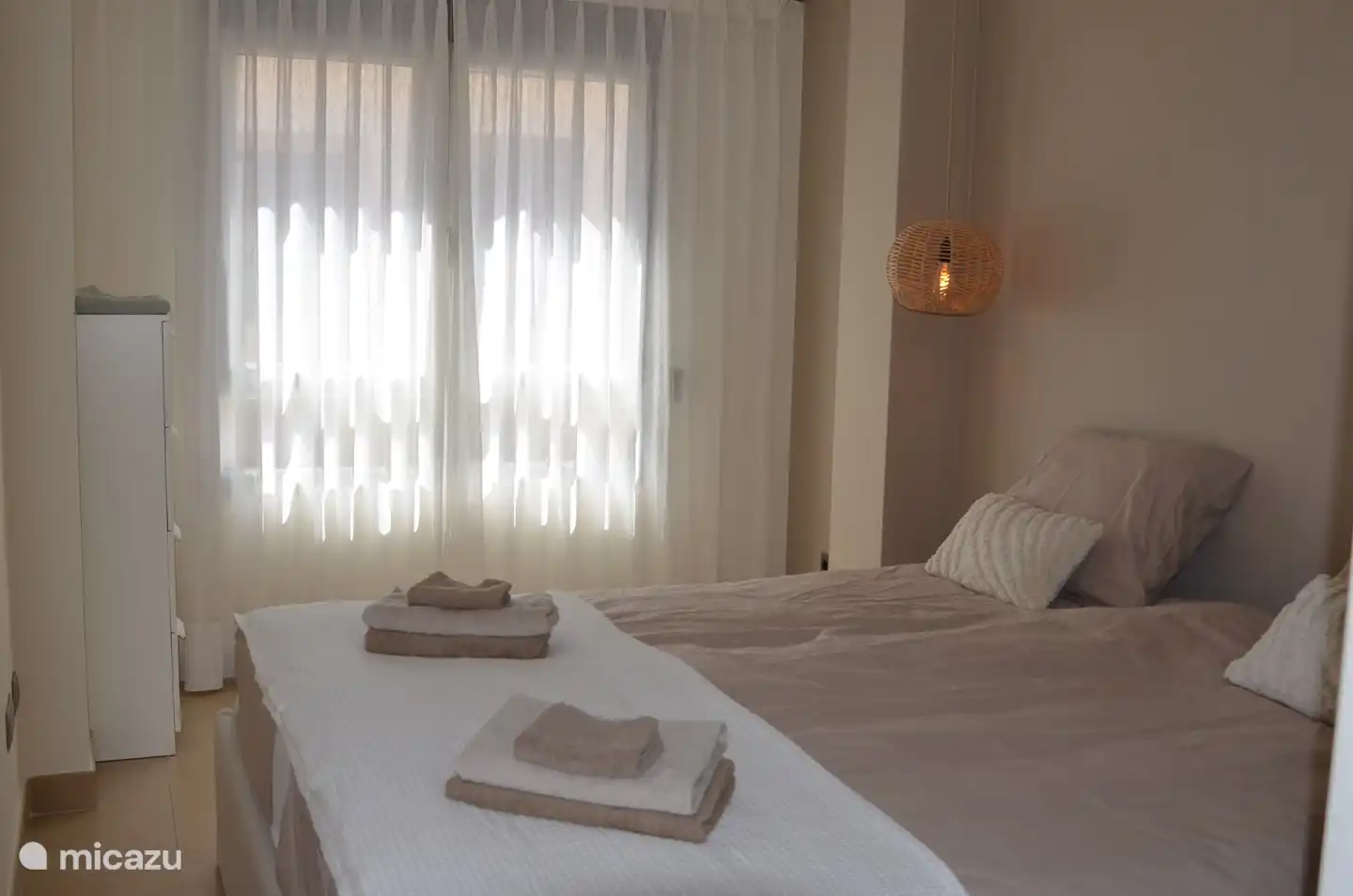 Chambre avec lit double confortable avec compartiments internes pour réduire les interférences avec les mouvements les uns des autres.