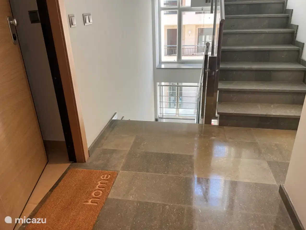 Appartement d'entrée au deuxième étage