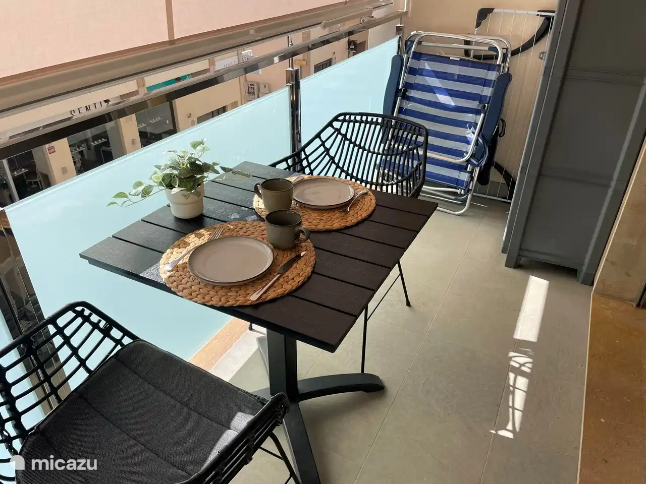 Balcon, où vous trouverez également des chaises de plage légères et portables et un parasol pour la plage.