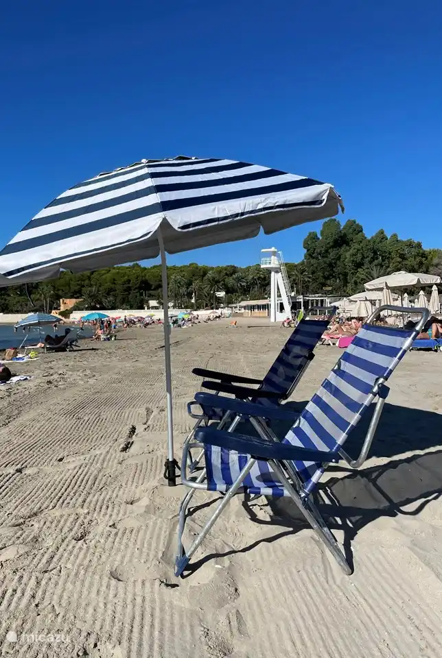 La location de chaises de plage et de parasol n'est pas nécessaire. Ceux-ci sont prêts pour vous dans l'appartement.