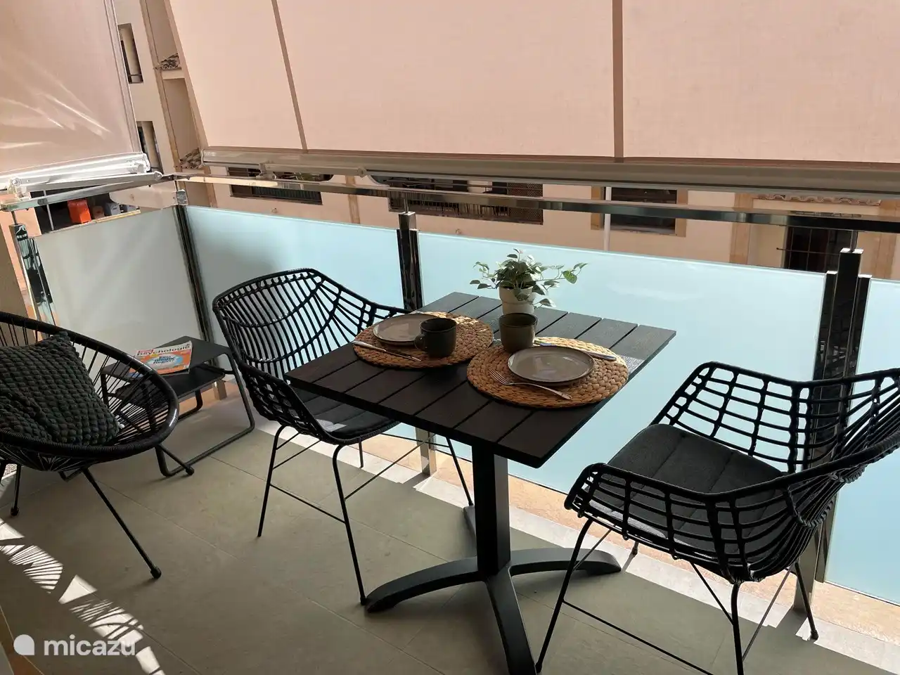 Le balcon est orienté au sud, il y a donc des auvents réglables pour plus d'ombre et d'intimité.