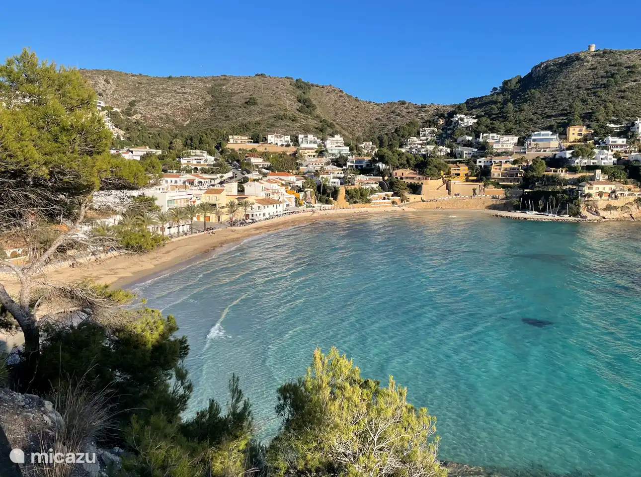 L'éblouissante baie d'El Portet est à 20 minutes à pied (1,5 km).